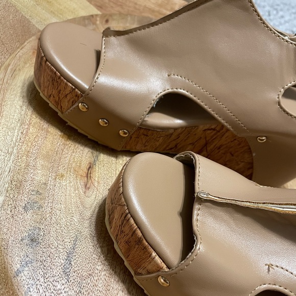 Woman’s Tan Cork Wedges - Picture 10 of 11